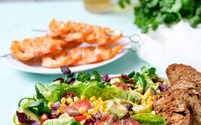 Maïs-avocadosalade met little gem en crostini