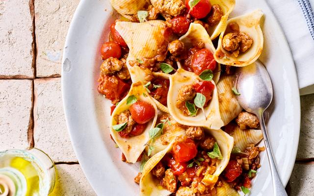 Pastaschelpen met een snelle ragù van lamsgehakt en kerstomaten