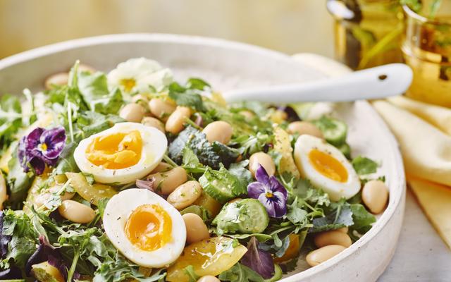 Salade van witte bonen met ei, tomaat en komkommer
