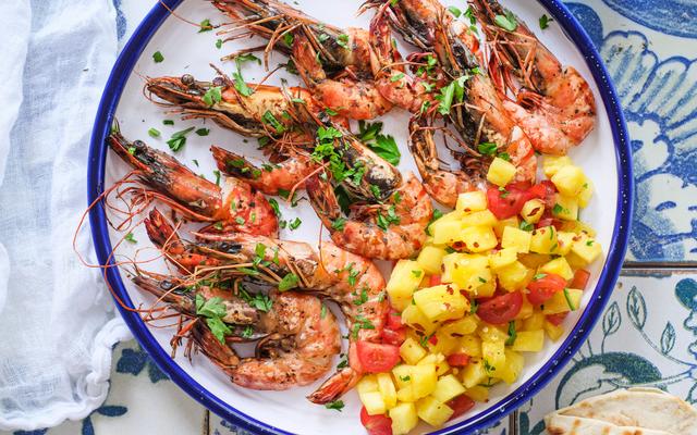 Gamba’s à la plancha met ananas-chilisalsa en volkoren platbrood