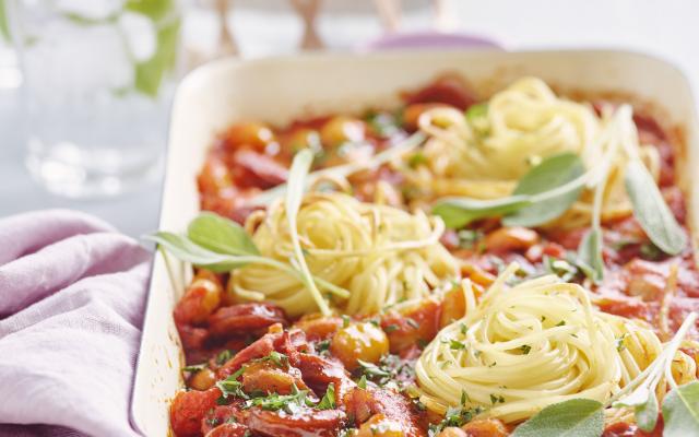Spaghetti-ovenschotel met chorizo, witte bonen en knoflooksaus