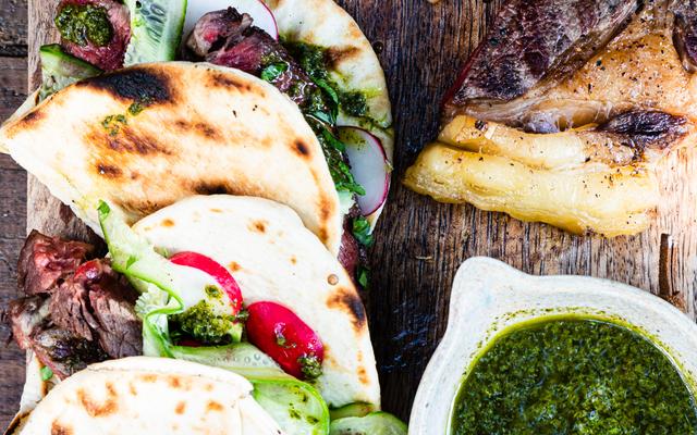 Flatbread met côte à l’os, chimichurri en gepekelde groentjes