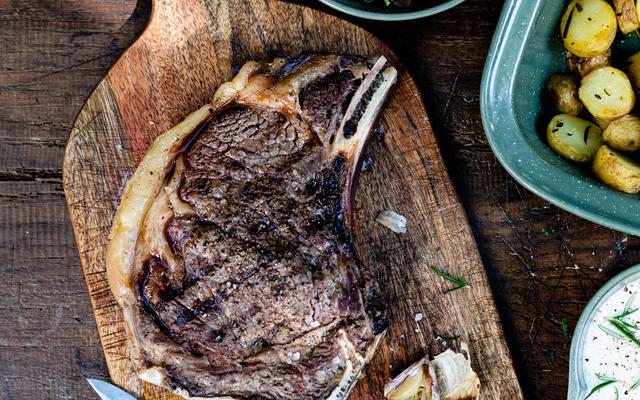 Cote à l’os met krieltjes en saus van gepofte knoflook