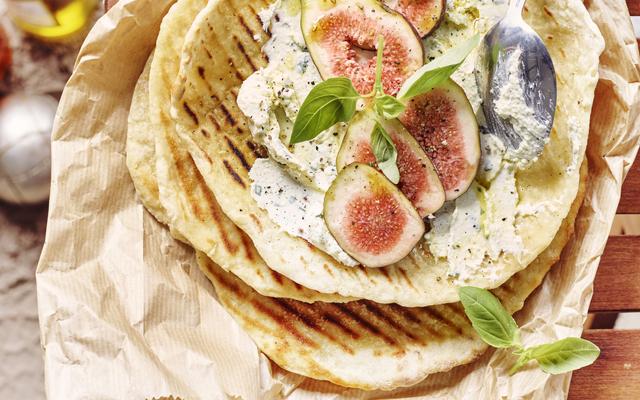 Platbrood met basilicumcrème en verse vijgen