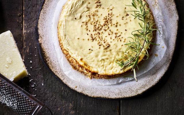 Hartige cheesecake met geitenkaas, pecorino en verse kruiden