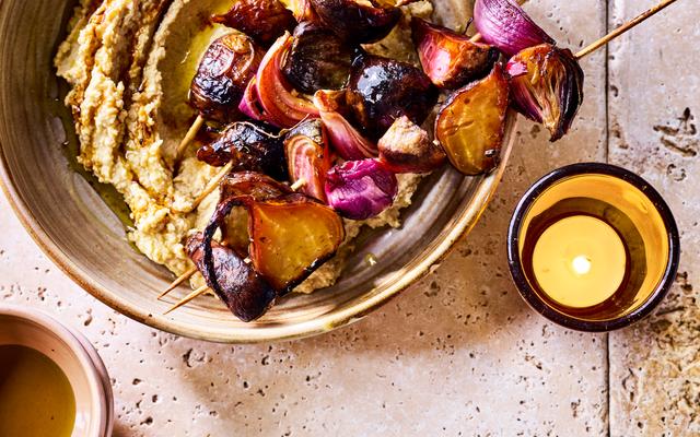 Pittige gelakte rodebietsatés met hummus