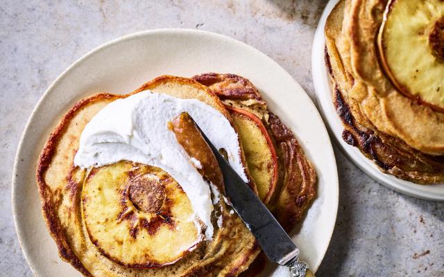 American pancakes met appeltjes en vanilleroom