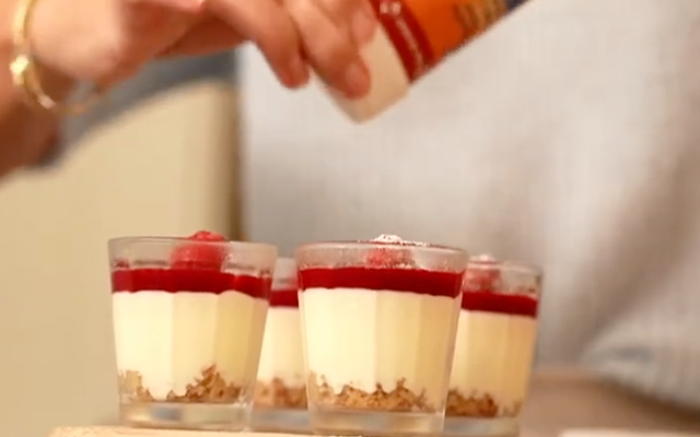 Cheesecake in een glaasje met frambozencoulis