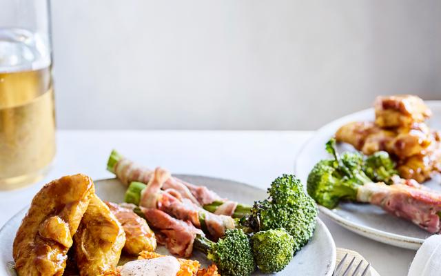 Gekaramelliseerde kalkoenfilet met rösti van zoete aardappel en broccolinirolletjes