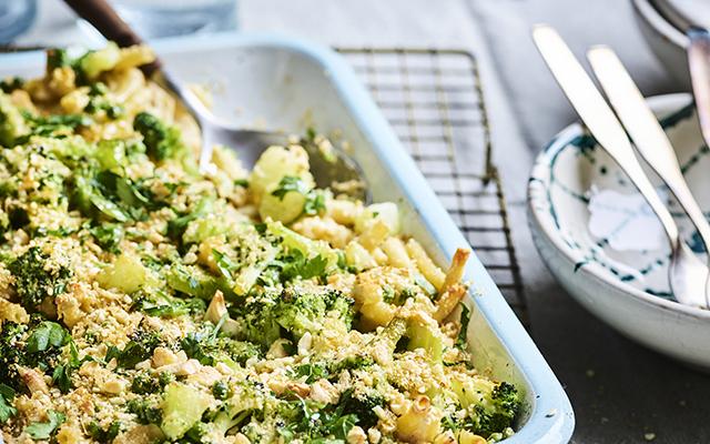 Vegan macaroni met broccoli en wittebonensaus