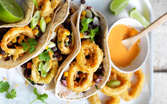 Taco’s met krokante inktvisringen en zwarte bonensalade