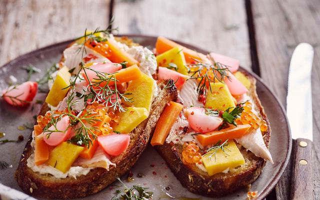 Smørrebrød met gerookte forel en gepekelde groentjes