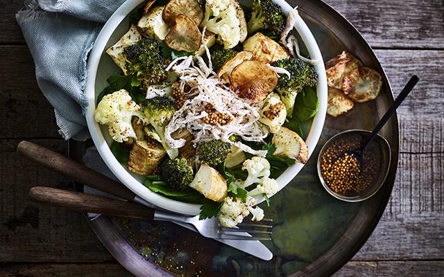 Salade van geroosterde bloemkool en broccoli met aardpeerchips en pulled chicken
