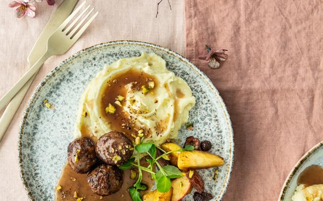 Wildballetjes met truffelpuree en gebakken appeltjes