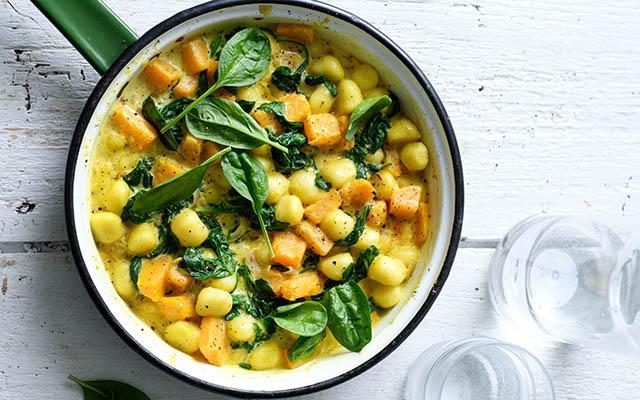 Gnocchi met spinazie, pompoen en kruidenroomsaus