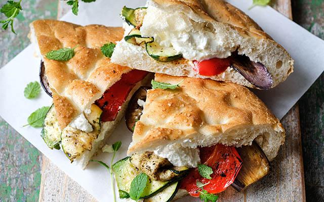 Turks brood met gegrilde groenten en romige feta