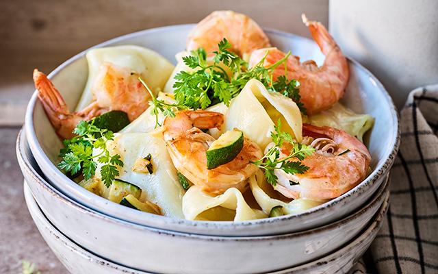 Paccheri met saffraansaus, courgette en scampi