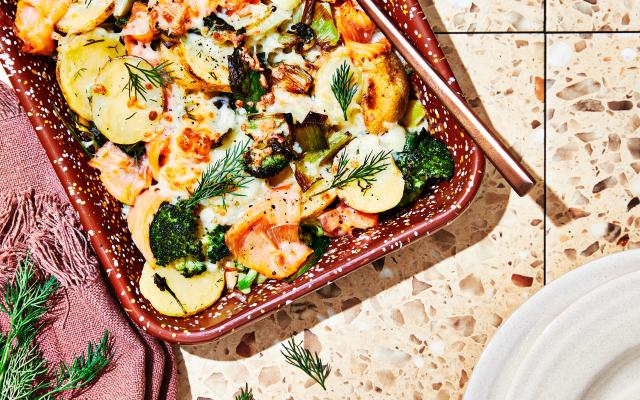 Romige ovenschotel met aardappel, gerookte zalm en broccoli