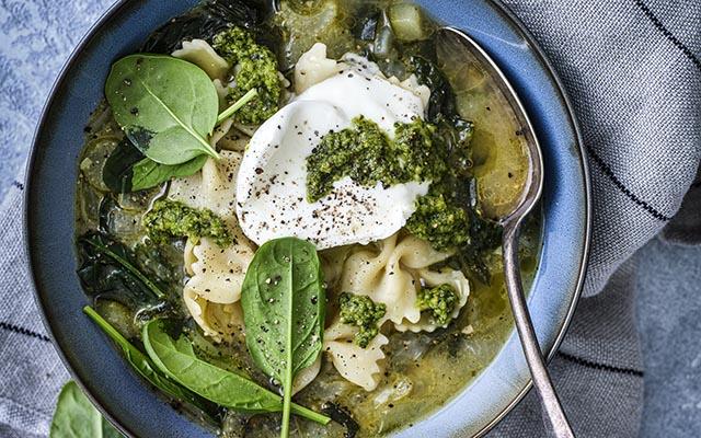 Spinazie-pestosoep met farfalle en burrata