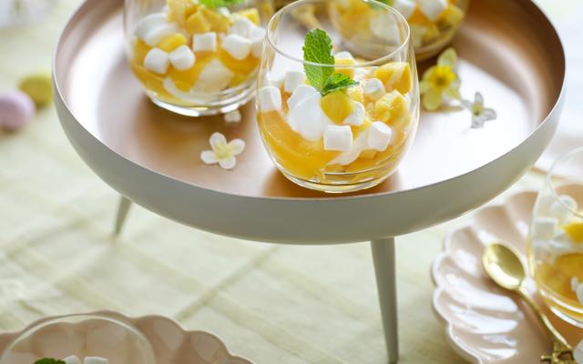 Eton mess jars met abrikozencoulis, marshmallows en mango