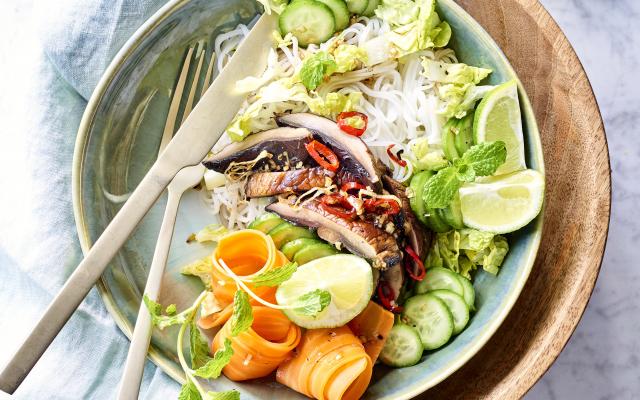 Vegan Vietnamese rijstnoedelsalade met chiliportobello