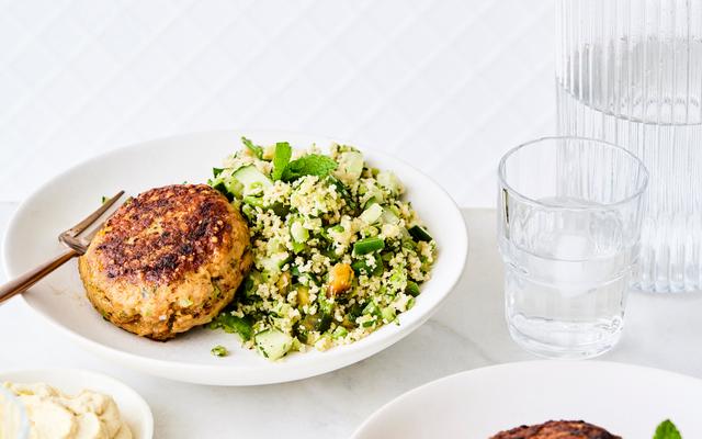 Broccoli-kippenburgers met groene taboulé
