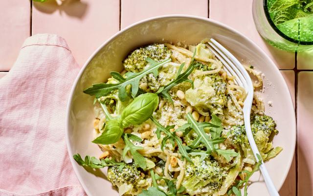 Spaghetti met broccoli en geitenkaas-pestosaus