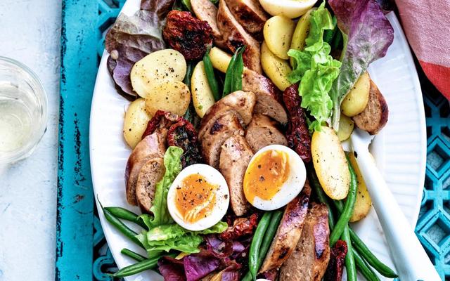 Salade niçoise met kippenworst