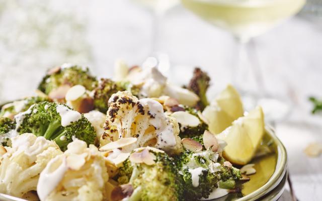 Geroosterde bloemkool en broccoli met amandelen en tahindressing