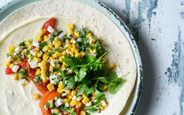 Wraps met geroosterde paprika en feta-maïssalsa