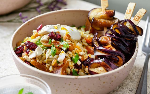 Kebab van kleverige aubergines met taboulé