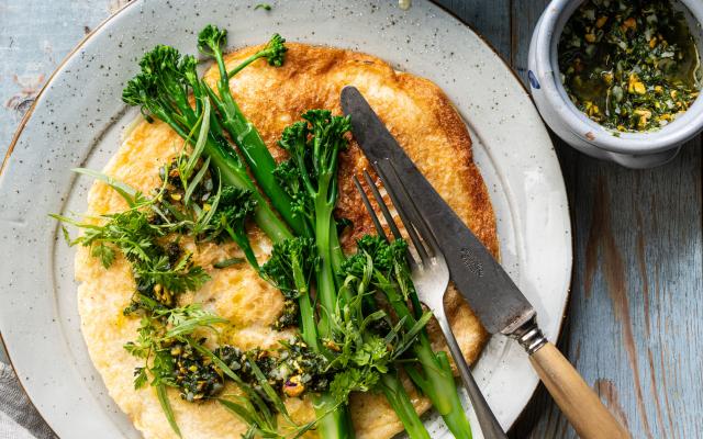 Luchtige soufflé-omelet met broccolini en pesto van kervel en dragon