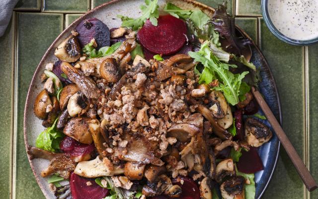 Salade van gebakken paddenstoelen, warme geitenkaas en notenbroodcrumble