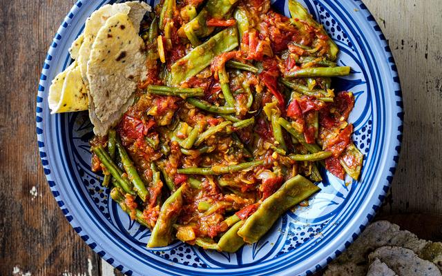 Snijbonen-sperzie­bonenstoof in tomaten-­saffraan-uiensaus met maïsplatbrood