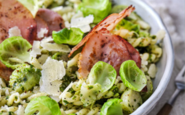 Spirelli met krokante bacon, spruitjes en peterseliepesto