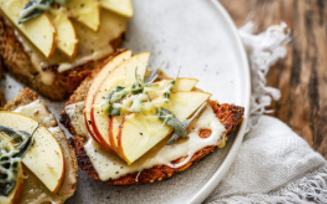 Toast met kaas, appel en salie