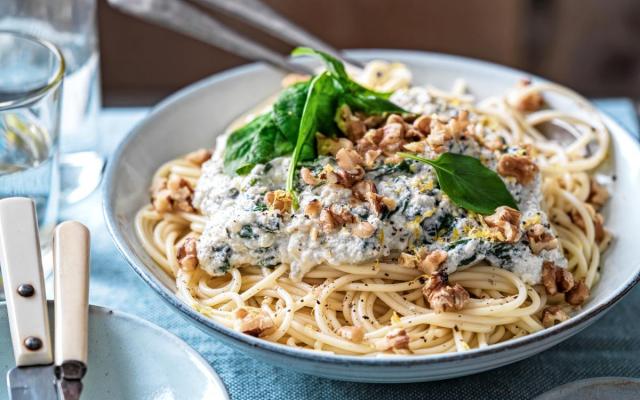Spaghetti met citroenricotta, spinazie en walnoten