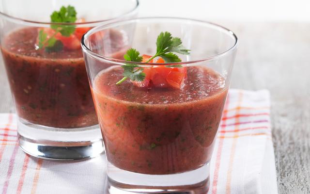 Tomatenconsommé met bieslook