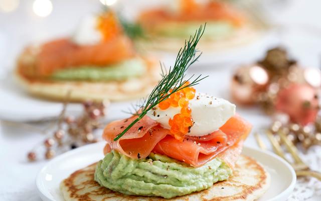 Blini’s met gerookte zalm en avocadocrème