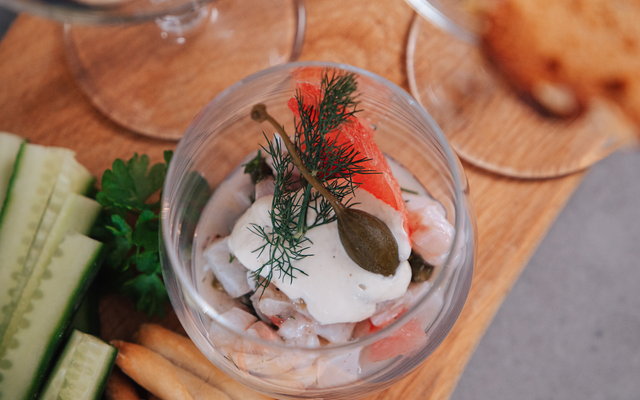 Tartaar van zeebaars met pompelmoes, zure room en kappertjes