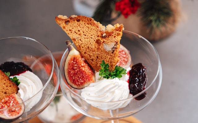 Geitenkaasmousse met vijgenconfituur en peperkoekkrokantje