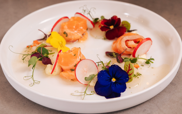 Thaise carpaccio van coquilles en rauwe zalmroosjes met gembervinaigrette