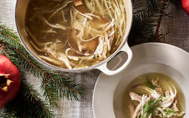 Kalkoenconsommé met flinterdunne raapjes
