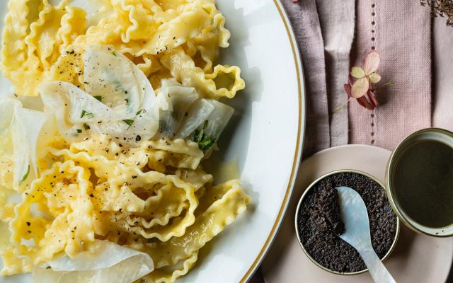 Pasta met gemarineerde knolselder, oude kaas en truffel
