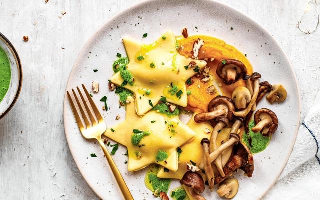 Sterrenravioli met ricotta, pompoencrème, paddenstoelen en peterselieolie