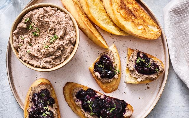 Crostini met champignoncrème en blauwe bessensaus