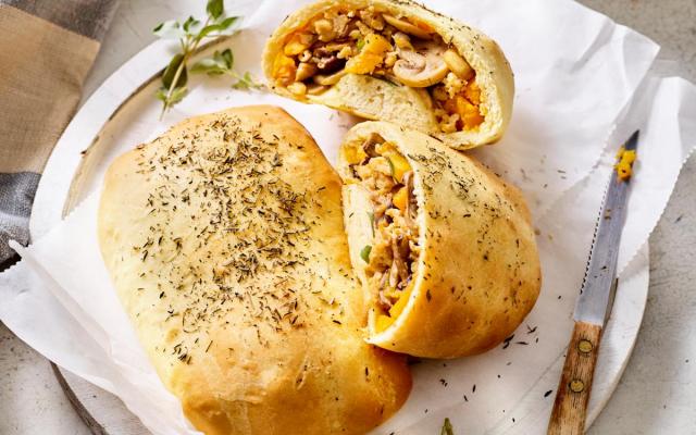 Gevulde focaccia met champignons, pompoen en kippengehakt