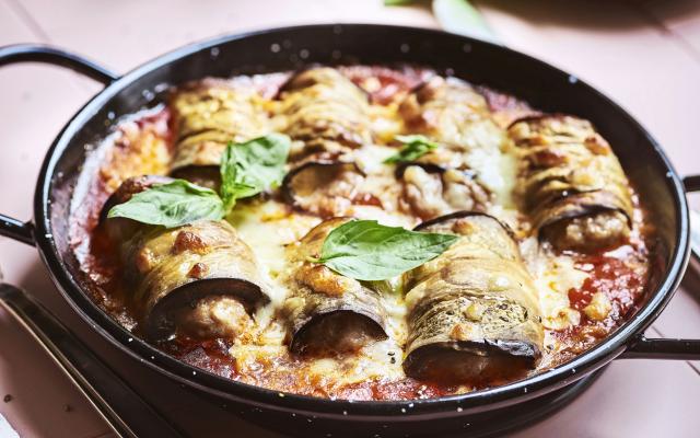 Roulades d’aubergines, sauce tomate