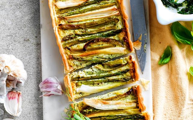 Plaattaart met asperges, peultjes en pestocrème