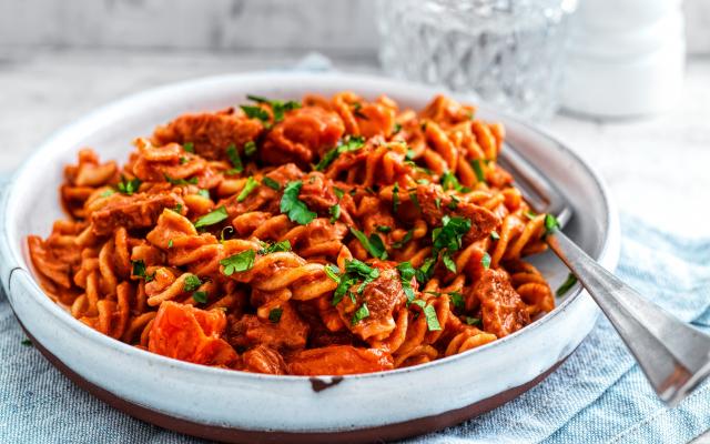 One pot pasta met volkorenspirelli, romige tomatensaus en chorizo